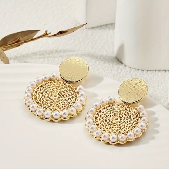 Faux pearl earrings - Picture 2 of 4